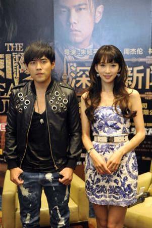 Jay&nbsp;Chou&nbsp;(L)&nbsp;and&nbsp;Chiling&nbsp;Lin&nbsp;participate&nbsp;in&nbsp;a&nbsp;press&nbsp;conference&nbsp;in&nbsp;Shenzhen,&nbsp;south&nbsp;China's&nbsp;Guangdong&nbsp;Province,&nbsp;Dec.&nbsp;19,&nbsp;2009,&nbsp;to&nbsp;promote&nbsp;the&nbsp;new&nbsp;film&nbsp;"The&nbsp;Treasure&nbsp;Hunter",&nbsp;which&nbsp;started&nbsp;showing&nbsp;on&nbsp;Dec.&nbsp;9.(Xinhua/Feng&nbsp;Ming)