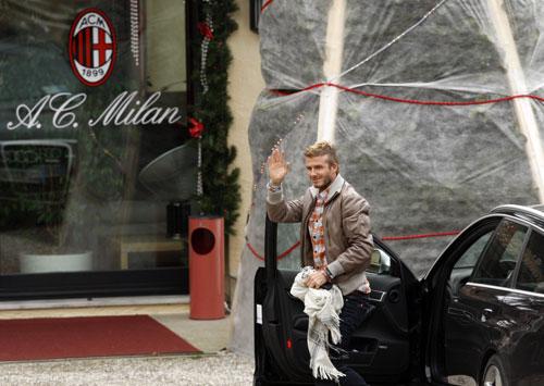 AC&nbsp;Milan's&nbsp;player&nbsp;David&nbsp;Beckham&nbsp;waves&nbsp;to&nbsp;fans&nbsp;upon&nbsp;his&nbsp;arrival&nbsp;at&nbsp;the&nbsp;training&nbsp;center&nbsp;in&nbsp;Carnago,&nbsp;northern&nbsp;Italy,&nbsp;on&nbsp;Monday,&nbsp;December&nbsp;28,&nbsp;2009.&nbsp;[Photo:sports.sina.com.cn]
