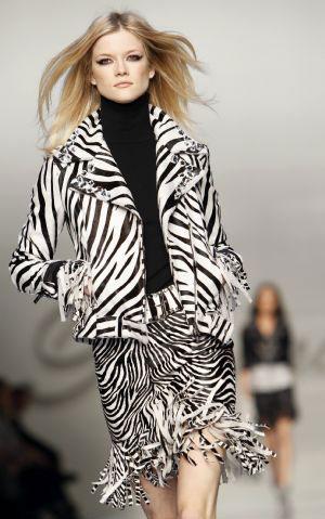 A&nbsp;model&nbsp;displays&nbsp;a&nbsp;creation&nbsp;as&nbsp;part&nbsp;of&nbsp;Blumarine&nbsp;Fall/Winter&nbsp;2010/11&nbsp;women's&nbsp;collection&nbsp;during&nbsp;Milan&nbsp;Fashion&nbsp;Week&nbsp;February&nbsp;26,&nbsp;2010.&nbsp;(Xinhua/Reuters)