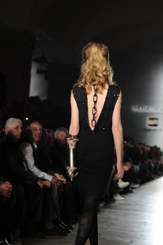 A&nbsp;model&nbsp;presents&nbsp;a&nbsp;creation&nbsp;by&nbsp;fashion&nbsp;designer&nbsp;Miguel&nbsp;Vieira&nbsp;as&nbsp;part&nbsp;of&nbsp;his&nbsp;Autumn/Winter&nbsp;2010/11&nbsp;collection&nbsp;during&nbsp;the&nbsp;Lisbon&nbsp;Fashion&nbsp;Week&nbsp;in&nbsp;Lisbon,&nbsp;capitla&nbsp;of&nbsp;Portugal,&nbsp;March&nbsp;13,&nbsp;2010.&nbsp;(Xinhua/An&nbsp;Yongfeng)