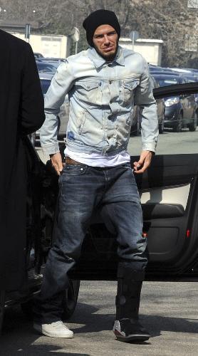 AC&nbsp;Milan's&nbsp;soccer&nbsp;player&nbsp;David&nbsp;Beckham&nbsp;arrives&nbsp;at&nbsp;the&nbsp;airport&nbsp;in&nbsp;Milan&nbsp;March&nbsp;15,&nbsp;2010.&nbsp;England's&nbsp;Beckham&nbsp;is&nbsp;set&nbsp;to&nbsp;miss&nbsp;this&nbsp;year's&nbsp;World&nbsp;Cup&nbsp;after&nbsp;his&nbsp;surgeon&nbsp;gave&nbsp;a&nbsp;bleak&nbsp;outlook&nbsp;on&nbsp;the&nbsp;midfielder's&nbsp;chances&nbsp;of&nbsp;recovering&nbsp;from&nbsp;a&nbsp;torn&nbsp;Achilles&nbsp;tendon&nbsp;in&nbsp;time&nbsp;to&nbsp;line&nbsp;up&nbsp;in&nbsp;South&nbsp;Africa.&nbsp;(Xinhua/Reuters&nbsp;Photo)