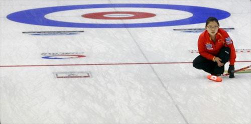 Wang&nbsp;Bingyu&nbsp;of&nbsp;the&nbsp;Chinese&nbsp;women's&nbsp;curling&nbsp;team&nbsp;competes&nbsp;during&nbsp;the&nbsp;third&nbsp;round&nbsp;match&nbsp;against&nbsp;Scotland&nbsp;in&nbsp;the&nbsp;World&nbsp;Women's&nbsp;Curling&nbsp;Championships&nbsp;in&nbsp;Swift&nbsp;Current,&nbsp;Saskatchewan,&nbsp;Canada,&nbsp;March&nbsp;21,&nbsp;2010.&nbsp;China&nbsp;lost&nbsp;4-14.&nbsp;[Photo:&nbsp;Xinhua]