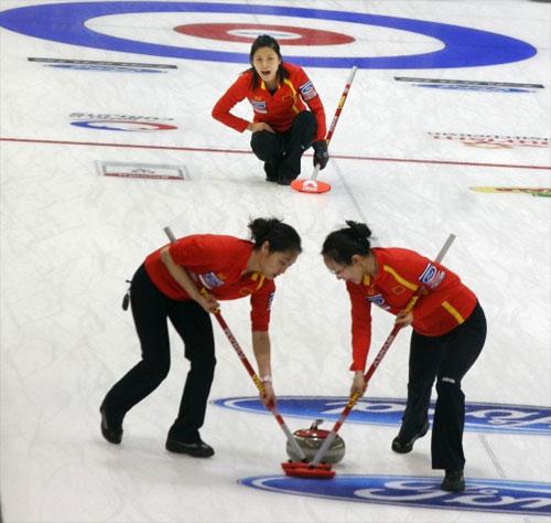 Chinese&nbsp;team&nbsp;members&nbsp;compete&nbsp;during&nbsp;the&nbsp;third&nbsp;round&nbsp;match&nbsp;against&nbsp;Scotland&nbsp;in&nbsp;the&nbsp;World&nbsp;Women's&nbsp;Curling&nbsp;Championships&nbsp;in&nbsp;Swift&nbsp;Current,&nbsp;Saskatchewan,&nbsp;Canada,&nbsp;March&nbsp;21,&nbsp;2010.&nbsp;China&nbsp;lost&nbsp;4-14.&nbsp;[Photo:&nbsp;Xinhua]