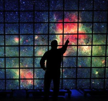 Hyperwall-2&nbsp;is&nbsp;spread&nbsp;across&nbsp;128&nbsp;monitors&nbsp;and&nbsp;is&nbsp;used&nbsp;for&nbsp;a&nbsp;multitude&nbsp;of&nbsp;purposes&nbsp;such&nbsp;as&nbsp;displaying&nbsp;images&nbsp;from&nbsp;Nasa's&nbsp;Spitzer&nbsp;Space&nbsp;Telescope&nbsp;(as&nbsp;shown&nbsp;above)