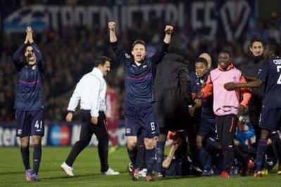 Olympique&nbsp;Lyon's&nbsp;Kim&nbsp;Kallstrom&nbsp;(C)&nbsp;celebrates&nbsp;with&nbsp;his&nbsp;teammates&nbsp;after&nbsp;they&nbsp;won&nbsp;their&nbsp;Champions&nbsp;League&nbsp;quarter&nbsp;final,&nbsp;second&nbsp;leg&nbsp;match&nbsp;against&nbsp;Girondins&nbsp;Bordeaux&nbsp;at&nbsp;the&nbsp;Chaban&nbsp;Delmas&nbsp;stadium&nbsp;in&nbsp;Bordeaux,&nbsp;southwestern&nbsp;France,&nbsp;April&nbsp;7,&nbsp;2010.REUTERS/Olivier&nbsp;Pon&nbsp;(FRANCE&nbsp;-&nbsp;Tags:&nbsp;SPORT&nbsp;SOCCER)