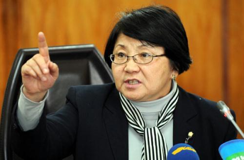 Interim&nbsp;government&nbsp;leader&nbsp;Roza&nbsp;Otunbayeva&nbsp;speaks&nbsp;during&nbsp;a&nbsp;press&nbsp;conference&nbsp;in&nbsp;Bishkek,&nbsp;capital&nbsp;of&nbsp;Kyrgyzstan,&nbsp;April&nbsp;8,&nbsp;2010.&nbsp;Kyrgyz&nbsp;opposition&nbsp;parties&nbsp;on&nbsp;Thursday&nbsp;formed&nbsp;an&nbsp;interim&nbsp;coalition&nbsp;government,&nbsp;while&nbsp;President&nbsp;Kurmanbek&nbsp;Bakiyev&nbsp;refused&nbsp;to&nbsp;step&nbsp;down&nbsp;after&nbsp;clashes&nbsp;that&nbsp;left&nbsp;at&nbsp;least&nbsp;75&nbsp;people&nbsp;dead&nbsp;and&nbsp;another&nbsp;1,000&nbsp;injured.&nbsp;(Xinhua/Sadat)