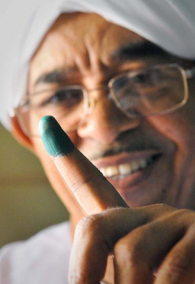 A&nbsp;Sudanese&nbsp;displays&nbsp;his&nbsp;inked&nbsp;finger&nbsp;at&nbsp;a&nbsp;polling&nbsp;station&nbsp;in&nbsp;Khartoum,&nbsp;capital&nbsp;of&nbsp;Sudan,&nbsp;April&nbsp;11,&nbsp;2010.&nbsp;Voting&nbsp;process&nbsp;started&nbsp;in&nbsp;Sudan&nbsp;on&nbsp;Sunday&nbsp;where&nbsp;the&nbsp;Sudanese&nbsp;people&nbsp;began&nbsp;casting&nbsp;their&nbsp;votes&nbsp;to&nbsp;select&nbsp;their&nbsp;representative&nbsp;for&nbsp;the&nbsp;presidency,&nbsp;state&nbsp;governors&nbsp;and&nbsp;legislative&nbsp;council&nbsp;in&nbsp;first&nbsp;multi-party&nbsp;elections&nbsp;in&nbsp;the&nbsp;country&nbsp;in&nbsp;more&nbsp;than&nbsp;24&nbsp;years.&nbsp;(Xinhua/Zhang&nbsp;Ning)