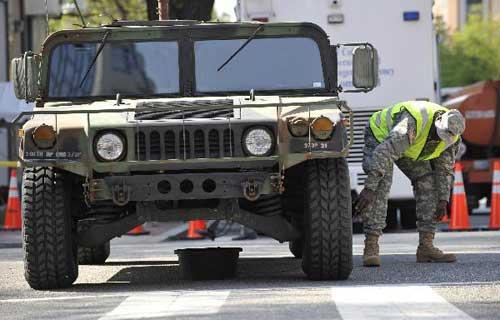 A&nbsp;soldier&nbsp;checks&nbsp;the&nbsp;vehicle&nbsp;outside&nbsp;the&nbsp;Washington&nbsp;Convention&nbsp;Center&nbsp;prior&nbsp;to&nbsp;the&nbsp;Nuclear&nbsp;Security&nbsp;Summit&nbsp;in&nbsp;Washington,&nbsp;capital&nbsp;of&nbsp;the&nbsp;United&nbsp;States,&nbsp;April&nbsp;12,&nbsp;2010.&nbsp;(Xinhua/Zhang&nbsp;Jun)