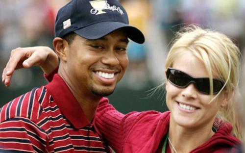 .S.&nbsp;golfer&nbsp;Tiger&nbsp;Woods&nbsp;gets&nbsp;a&nbsp;hug&nbsp;from&nbsp;his&nbsp;wife&nbsp;Elin&nbsp;Nordegren&nbsp;on&nbsp;the&nbsp;18th&nbsp;green&nbsp;at&nbsp;the&nbsp;Presidents&nbsp;Cup&nbsp;in&nbsp;Gainesville,&nbsp;Virginia,&nbsp;in&nbsp;this&nbsp;September&nbsp;24,&nbsp;2005&nbsp;file&nbsp;photo.&nbsp;(Xinhua/Reuters&nbsp;File&nbsp;Photo)