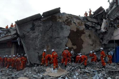 Rescuers&nbsp;search&nbsp;for&nbsp;survivors&nbsp;at&nbsp;a&nbsp;collapsed&nbsp;building&nbsp;in&nbsp;Gyegu&nbsp;Town&nbsp;of&nbsp;Tibetan&nbsp;Autonomous&nbsp;Prefecture&nbsp;of&nbsp;Yushu,&nbsp;northwest&nbsp;China's&nbsp;Qinghai&nbsp;Province,&nbsp;April&nbsp;15,&nbsp;2010.&nbsp;Thousands&nbsp;of&nbsp;rescuers&nbsp;fought&nbsp;altitude&nbsp;sickness,&nbsp;chilly&nbsp;weather,&nbsp;strong&nbsp;winds&nbsp;and&nbsp;frequent&nbsp;aftershocks&nbsp;Thursday&nbsp;to&nbsp;dig&nbsp;through&nbsp;rubble&nbsp;and&nbsp;reach&nbsp;survivors&nbsp;of&nbsp;a&nbsp;strong&nbsp;earthquake&nbsp;that&nbsp;has&nbsp;left&nbsp;760&nbsp;dead&nbsp;in&nbsp;northwest&nbsp;China.&nbsp;(Xinhua/Wu&nbsp;Guangyu)
