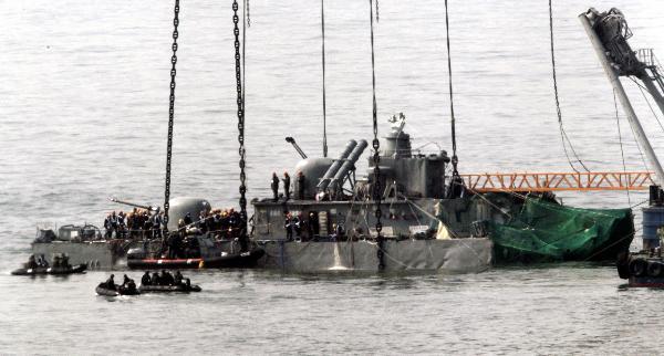 Workers&nbsp;using&nbsp;a&nbsp;giant&nbsp;offshore&nbsp;crane&nbsp;salvages&nbsp;portion&nbsp;of&nbsp;the&nbsp;sunken&nbsp;South&nbsp;Korean&nbsp;naval&nbsp;ship&nbsp;Cheonan&nbsp;off&nbsp;Baengnyeong&nbsp;Island,&nbsp;South&nbsp;Korea,&nbsp;Thursday,&nbsp;April&nbsp;15,&nbsp;2010.(Xinhua/AFP,&nbsp;File&nbsp;Photo)