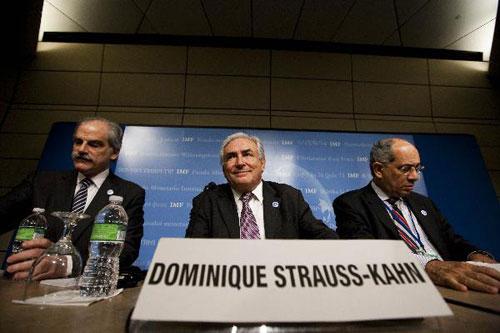 International&nbsp;Monetary&nbsp;Fund&nbsp;First&nbsp;Deputy&nbsp;Managing&nbsp;Director&nbsp;John&nbsp;Lipsky,&nbsp;International&nbsp;Monetary&nbsp;Fund&nbsp;(IMF)&nbsp;Managing&nbsp;Director&nbsp;Dominique&nbsp;Strauss-Kahn&nbsp;and&nbsp;Egyptian&nbsp;Minister&nbsp;of&nbsp;Finance&nbsp;and&nbsp;Insurance&nbsp;Youssef&nbsp;Boutros&nbsp;Ghali&nbsp;(L-R)&nbsp;give&nbsp;a&nbsp;press&nbsp;conference&nbsp;after&nbsp;the&nbsp;International&nbsp;Monetary&nbsp;and&nbsp;Financial&nbsp;Committee&nbsp;(IMFC)&nbsp;meeting&nbsp;in&nbsp;Washington&nbsp;D.C.,&nbsp;capital&nbsp;of&nbsp;the&nbsp;United&nbsp;States,&nbsp;April&nbsp;24,&nbsp;2010.&nbsp;(Xinhua/Zhu&nbsp;Wei)