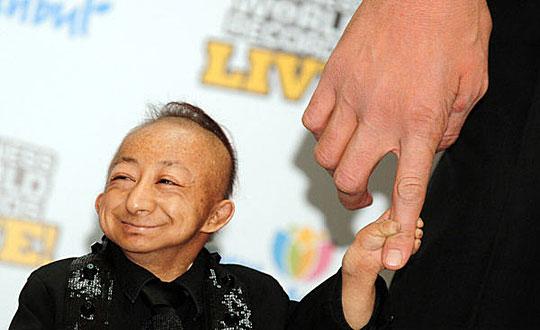 The&nbsp;photo&nbsp;was&nbsp;taken&nbsp;on&nbsp;January&nbsp;14,&nbsp;2010,&nbsp;when&nbsp;He&nbsp;Pingping&nbsp;attended&nbsp;a&nbsp;Guinness&nbsp;Book&nbsp;of&nbsp;World&nbsp;Records&nbsp;event&nbsp;in&nbsp;Istanbul,&nbsp;Turkey.