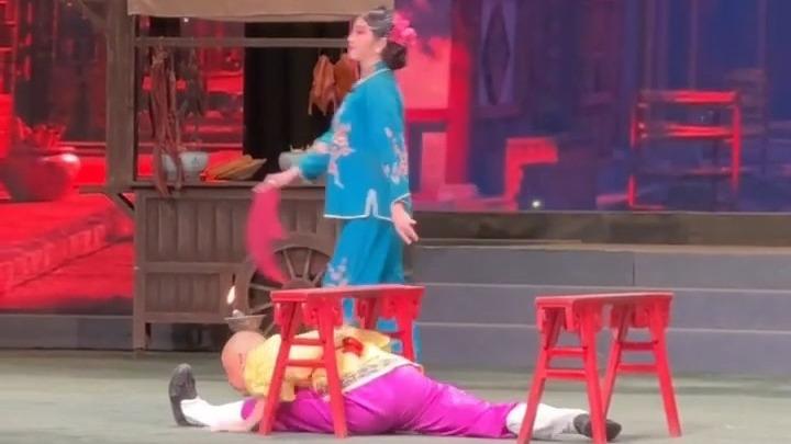 Youth from Taiwan are stunned by the live performance of Sichuan Opera's face-changing
