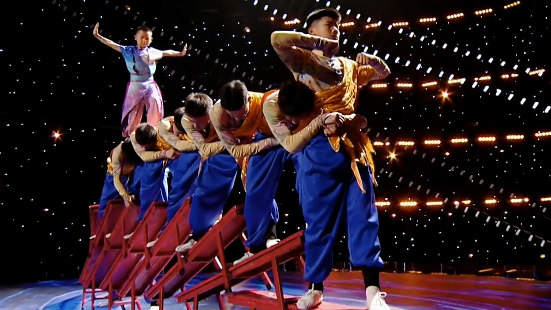 Laizhou Zhonghua Martial Arts School performs 'Bench Dragon'