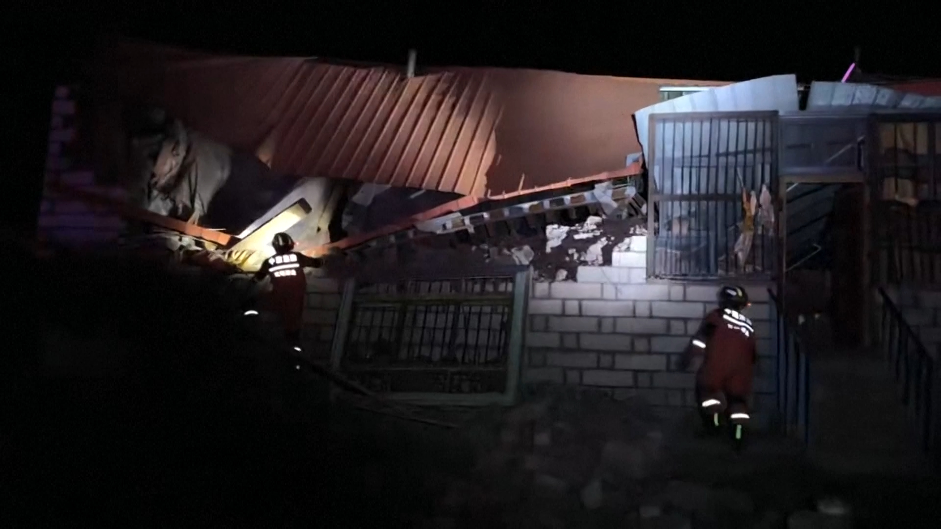 Rescuers rush to quake-hit Xizang overnight as rescue efforts get underway