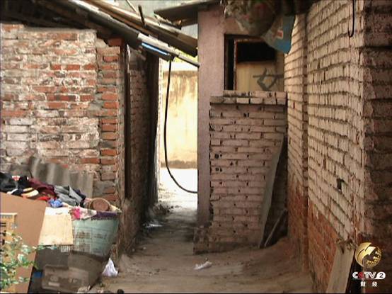 棚户区街道简陋的公用厕所