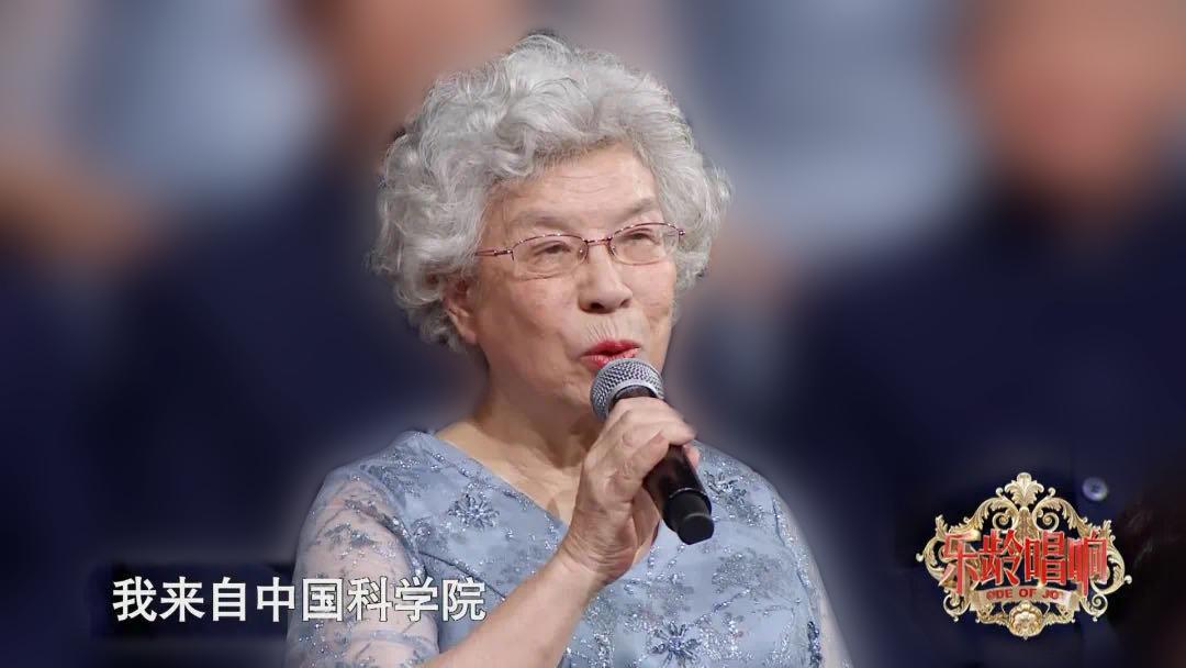 邵曼君在《乐龄唱响》舞台上