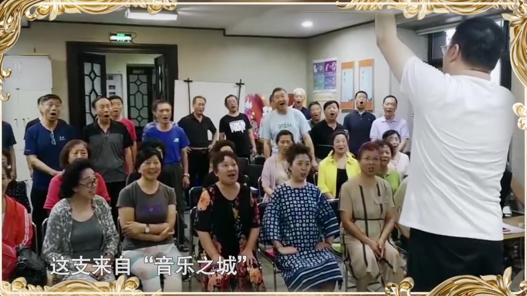 郭忠伟指导团员排练