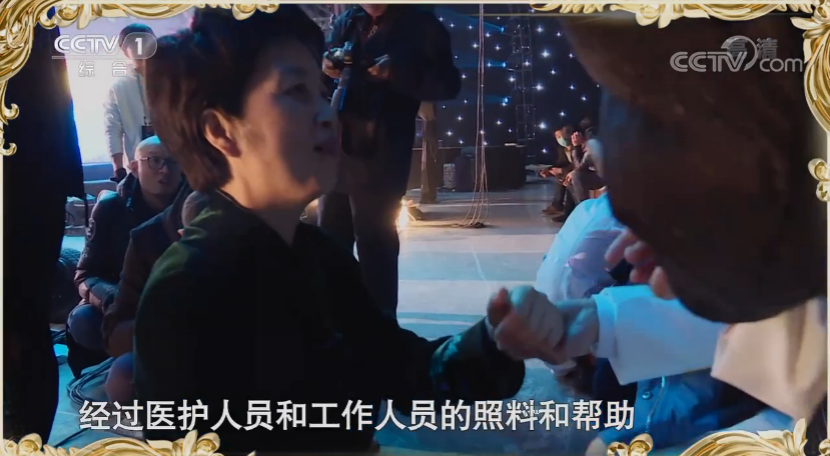 主持人黄薇帮助赵大姐恢复