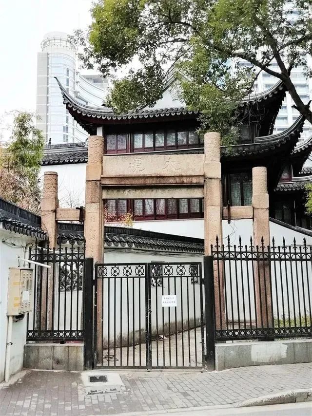 大境阁东侧的石坊