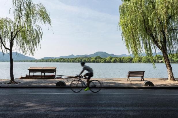 西湖边的骑行活动