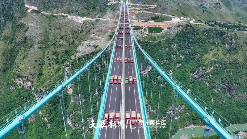906947-8月25日,在贵州省黔西南州贞丰县拍摄正在进行静力荷载试验的花江峡谷大桥。.jpg