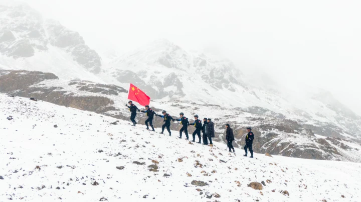 民警在边境踏查