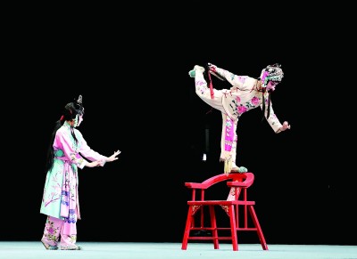 浙江婺剧艺术研究院的演员在表演婺剧。新华社发