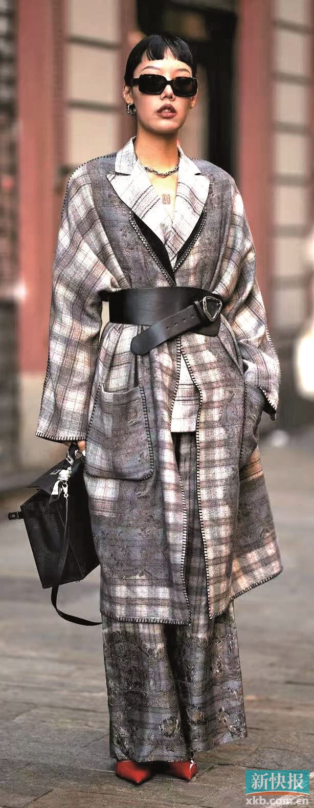 一条宽版皮革腰带既能勾勒腰线,又能强化游牧风格