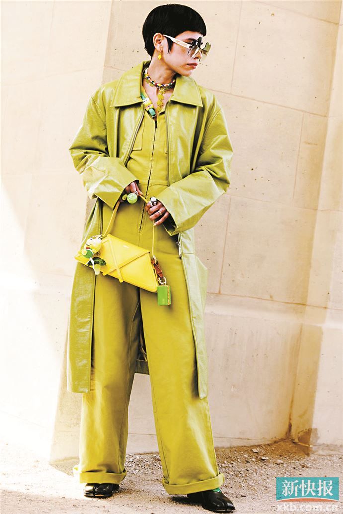 微宽松版型如宽松外套、H型连衣裙、直筒阔腿套装、垂感衬衫+阔腿裤等组合,遮肉显瘦又让嫩芽绿色调自然舒展。