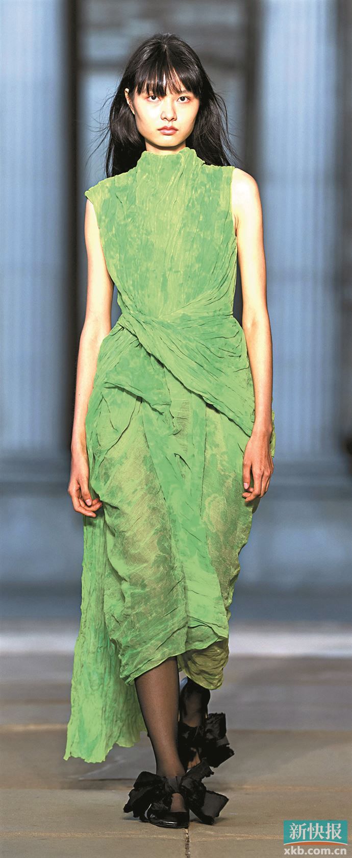 通过调整黄或绿色调占比,可以赋予造型更多风格变化。