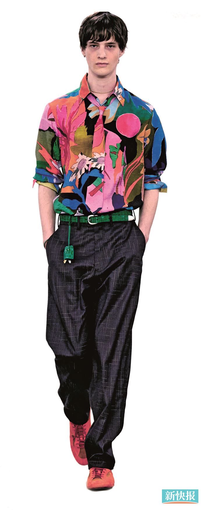园艺带火新时尚灵感,手绘感庭院花朵创造出充满视觉张力的时尚画卷,成为更新度假衬衫的重要趋势。