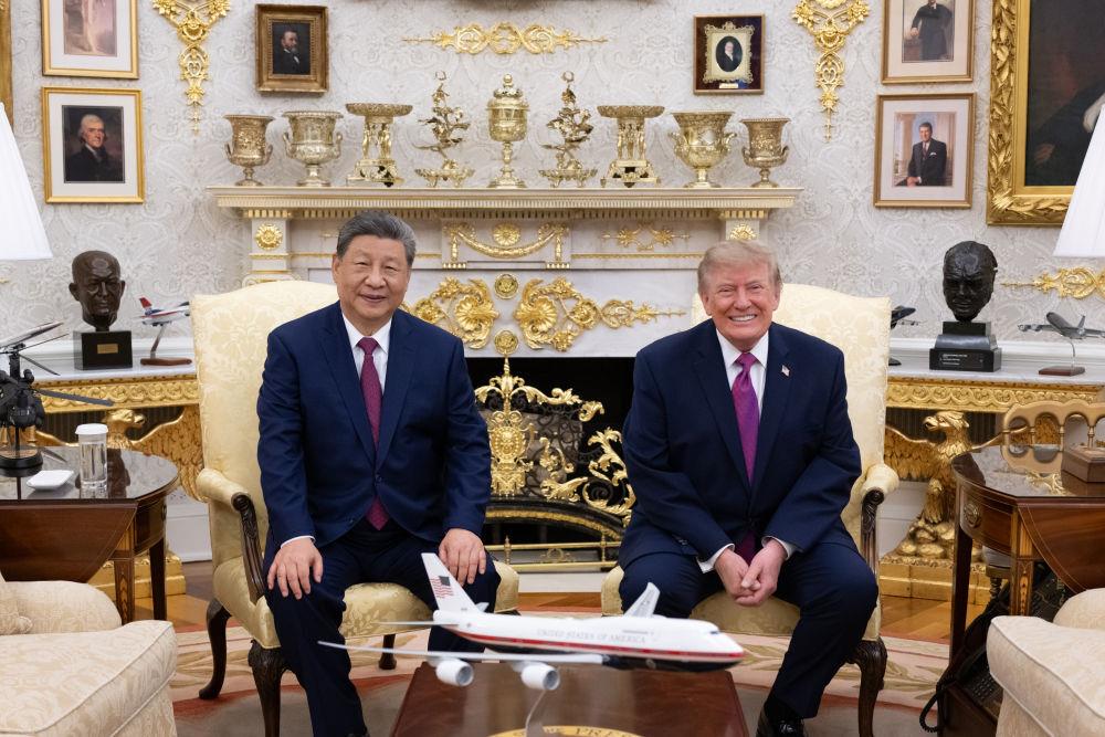 当地时间9月24日上午,习近平主席同美国总统特朗普在白宫椭圆形办公室小范围交流。