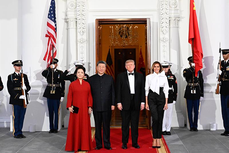 当地时间9月24日晚,美国总统特朗普和夫人梅拉尼娅为习近平主席和夫人彭丽媛在白宫举行欢迎国宴。