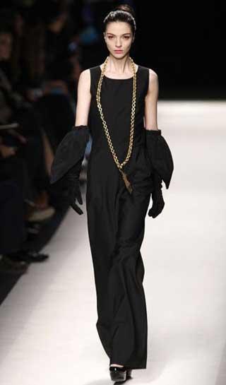 A&nbsp;model&nbsp;presents&nbsp;Yves&nbsp;Saint&nbsp;Laurent&nbsp;autumn/winter&nbsp;2010/11&nbsp;collection&nbsp;at&nbsp;Paris&nbsp;Fashion&nbsp;Week.