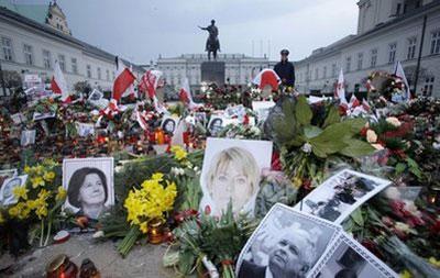 Flowers,&nbsp;candles&nbsp;and&nbsp;photographs&nbsp;are&nbsp;placed&nbsp;in&nbsp;front&nbsp;of&nbsp;the&nbsp;Presidential&nbsp;Palace&nbsp;three&nbsp;days&nbsp;after&nbsp;Polish&nbsp;President&nbsp;Lech&nbsp;Kaczynski&nbsp;died&nbsp;in&nbsp;a&nbsp;plane&nbsp;crash&nbsp;in&nbsp;Warsaw,&nbsp;Poland&nbsp;Tuesday,&nbsp;April&nbsp;13,&nbsp;2010.&nbsp;(AP&nbsp;Photo/Petr&nbsp;David&nbsp;Josek)