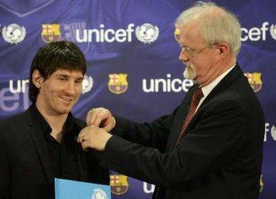 Barcelona's&nbsp;player&nbsp;Lionel&nbsp;Messi&nbsp;of&nbsp;Argentina&nbsp;receives&nbsp;a&nbsp;badge&nbsp;from&nbsp;UNICEF&nbsp;Private&nbsp;Fundraising&nbsp;and&nbsp;Partnerships&nbsp;Director&nbsp;Philip&nbsp;O'Brien&nbsp;at&nbsp;the&nbsp;Nou&nbsp;Camp&nbsp;stadium&nbsp;in&nbsp;Barcelona&nbsp;March&nbsp;11,&nbsp;2010.&nbsp;He&nbsp;is&nbsp;the&nbsp;first&nbsp;Barcelona&nbsp;player&nbsp;to&nbsp;be&nbsp;awarded&nbsp;as&nbsp;a&nbsp;UNICEF&nbsp;Goodwill&nbsp;Ambassador&nbsp;and&nbsp;will&nbsp;work&nbsp;to&nbsp;promote&nbsp;children's&nbsp;rights.REUTERS/Gustau&nbsp;Nacarino&nbsp;(SPAIN&nbsp;-&nbsp;Tags:&nbsp;SPORT&nbsp;SOCCER&nbsp;SOCIETY)