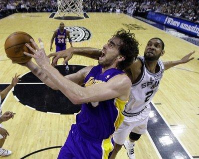 Los&nbsp;Angeles&nbsp;Lakers'&nbsp;Pau&nbsp;Gaso,&nbsp;left,&nbsp;of&nbsp;Spain,&nbsp;is&nbsp;defended&nbsp;by&nbsp;San&nbsp;Antonio&nbsp;Spurs'&nbsp;Tim&nbsp;Duncan&nbsp;during&nbsp;the&nbsp;first&nbsp;quarter&nbsp;of&nbsp;an&nbsp;NBA&nbsp;basketball&nbsp;game,&nbsp;Wednesday,&nbsp;March&nbsp;24,&nbsp;2010,&nbsp;in&nbsp;San&nbsp;Antonio.(AP&nbsp;Photo/Eric&nbsp;Gay)
