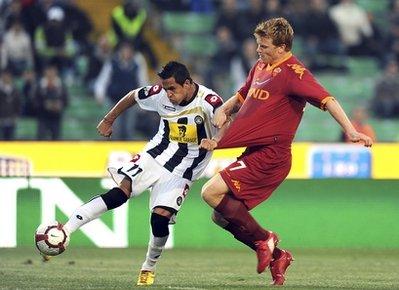 Udinese's&nbsp;Alexis&nbsp;Alejandro&nbsp;Sanchez,&nbsp;of&nbsp;Chile,&nbsp;left,&nbsp;chased&nbsp;by&nbsp;AS&nbsp;Roma's&nbsp;John&nbsp;Arne&nbsp;Riise,&nbsp;of&nbsp;Norway,&nbsp;scores&nbsp;during&nbsp;the&nbsp;Italian&nbsp;Cup&nbsp;semifinal&nbsp;second&nbsp;leg&nbsp;soccer&nbsp;match&nbsp;between&nbsp;Udinese&nbsp;and&nbsp;AS&nbsp;Roma&nbsp;in&nbsp;Udine,&nbsp;Italy,&nbsp;Wednesday,&nbsp;April&nbsp;21,&nbsp;2010.&nbsp;AS&nbsp;Roma&nbsp;lined&nbsp;up&nbsp;an&nbsp;Italian&nbsp;Cup&nbsp;final&nbsp;against&nbsp;Inter&nbsp;Milan&nbsp;despite&nbsp;a&nbsp;1-0&nbsp;loss&nbsp;to&nbsp;Udinese.(AP&nbsp;Photo/Franco&nbsp;Debernardi)