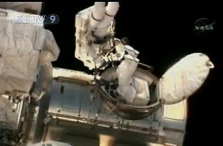 Astronauts&nbsp;from&nbsp;the&nbsp;Space&nbsp;shuttle&nbsp;Discovery&nbsp;have&nbsp;begun&nbsp;the&nbsp;first&nbsp;spacewalk&nbsp;of&nbsp;their&nbsp;mission.&nbsp;