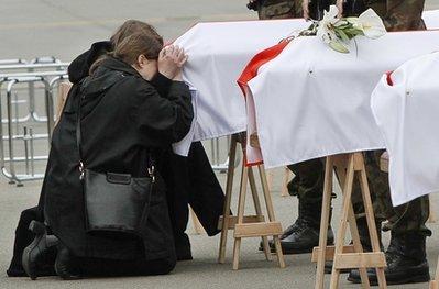 Relatives&nbsp;mourn&nbsp;at&nbsp;the&nbsp;coffins&nbsp;of&nbsp;victims&nbsp;of&nbsp;Saturday's&nbsp;Polish&nbsp;government&nbsp;aircraft&nbsp;crash&nbsp;near&nbsp;Smolensk,&nbsp;Russia,&nbsp;during&nbsp;a&nbsp;repatriation&nbsp;ceremony&nbsp;at&nbsp;an&nbsp;airport&nbsp;in&nbsp;Warsaw,&nbsp;Poland,&nbsp;Wednesday,&nbsp;April&nbsp;14,&nbsp;2010.(AP&nbsp;Photo/Czarek&nbsp;Sokolowski)