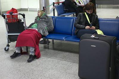 Passengers&nbsp;wait&nbsp;in&nbsp;London's&nbsp;Gatwick&nbsp;Airport,&nbsp;Crawley,&nbsp;England,&nbsp;Friday,&nbsp;April&nbsp;16,&nbsp;2010.&nbsp;(AP&nbsp;Photo/Sang&nbsp;Tan)