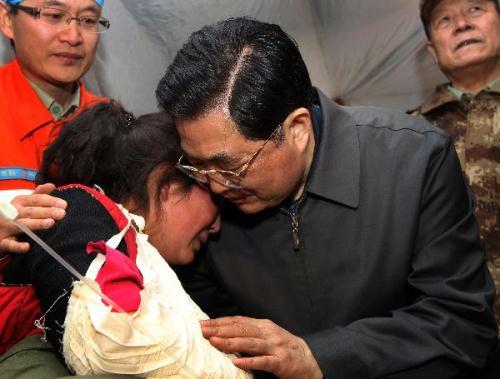 Chinese&nbsp;President&nbsp;Hu&nbsp;Jintao&nbsp;(R&nbsp;front)&nbsp;gives&nbsp;a&nbsp;hug&nbsp;to&nbsp;injured&nbsp;student&nbsp;Zhoema&nbsp;of&nbsp;Tibetan&nbsp;ethnic&nbsp;group&nbsp;during&nbsp;his&nbsp;visit&nbsp;to&nbsp;those&nbsp;injured&nbsp;in&nbsp;the&nbsp;quake&nbsp;receiving&nbsp;treatment&nbsp;at&nbsp;a&nbsp;stadium&nbsp;in&nbsp;the&nbsp;Tibetan&nbsp;Autonomous&nbsp;Prefecture&nbsp;of&nbsp;Yushu,&nbsp;northwest&nbsp;China's&nbsp;Qinghai&nbsp;Province,&nbsp;April&nbsp;18,&nbsp;2010.&nbsp;Hu&nbsp;arrived&nbsp;in&nbsp;Yushu&nbsp;Sunday&nbsp;morning&nbsp;to&nbsp;direct&nbsp;relief&nbsp;work.&nbsp;(Xinhua/Lan&nbsp;Hongguang)