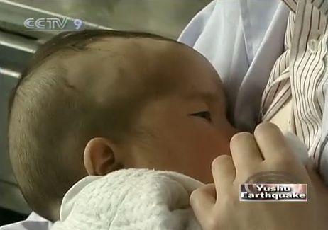 25-year-old&nbsp;Zhang&nbsp;Shuying&nbsp;who&nbsp;also&nbsp;has&nbsp;5-month-old&nbsp;child,&nbsp;was&nbsp;able&nbsp;to&nbsp;act&nbsp;as&nbsp;her&nbsp;temporary&nbsp;mother,&nbsp;and&nbsp;nurse&nbsp;the&nbsp;Tibetan&nbsp;baby.