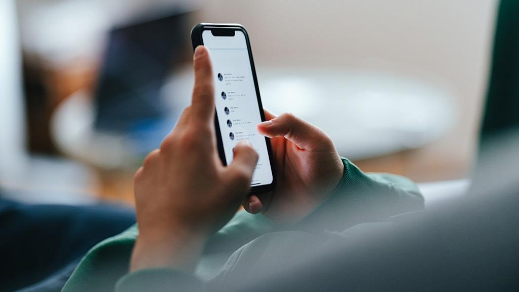 警惕孩子过早过度使用社交媒体