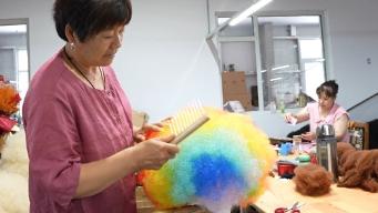 抢抓世界杯风口 山东彩色球迷假发热销美国市场