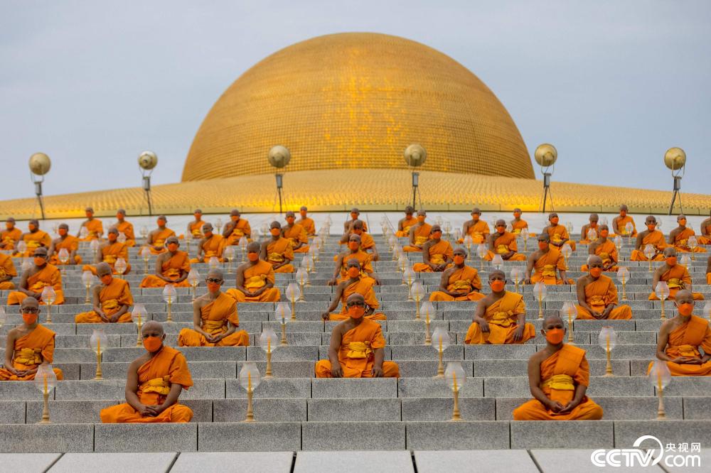 泰国僧侣庆祝万佛节