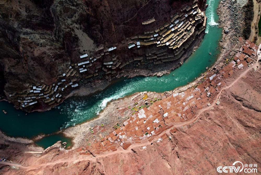 西藏昌都芒康千年古盐田依山而建错落有致
