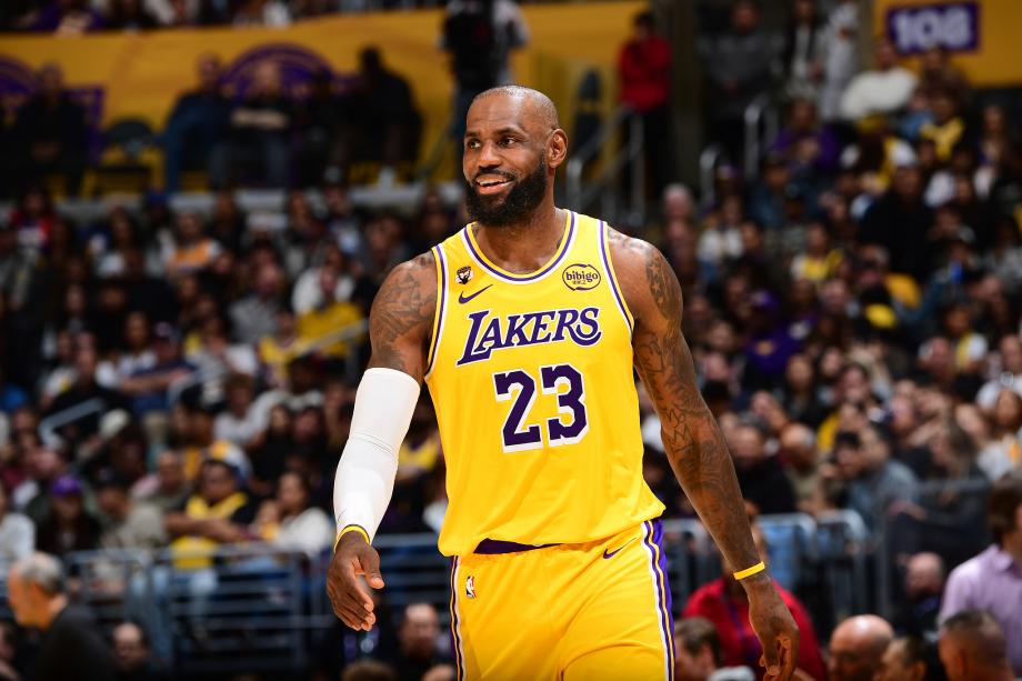 [图]詹姆斯20+7+10里夫斯16分 湖人力克勇士三连胜